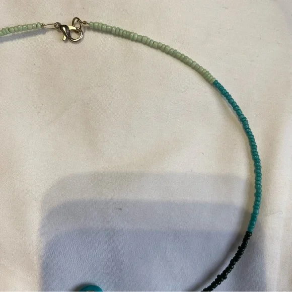 Short beaded necklace with elephant charm - Picture 3 of 6